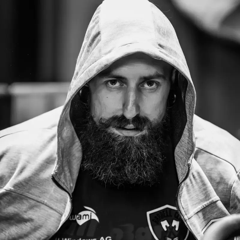 Black and white portrait of Yannick Tschan